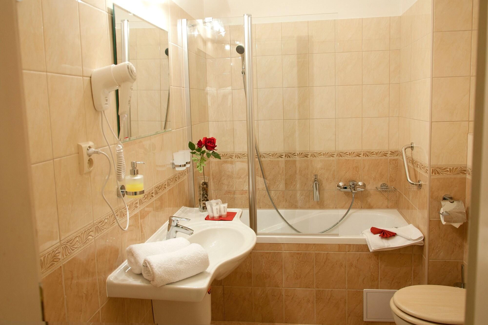 Hotel Heluan Карлови Вари Екстериор снимка
