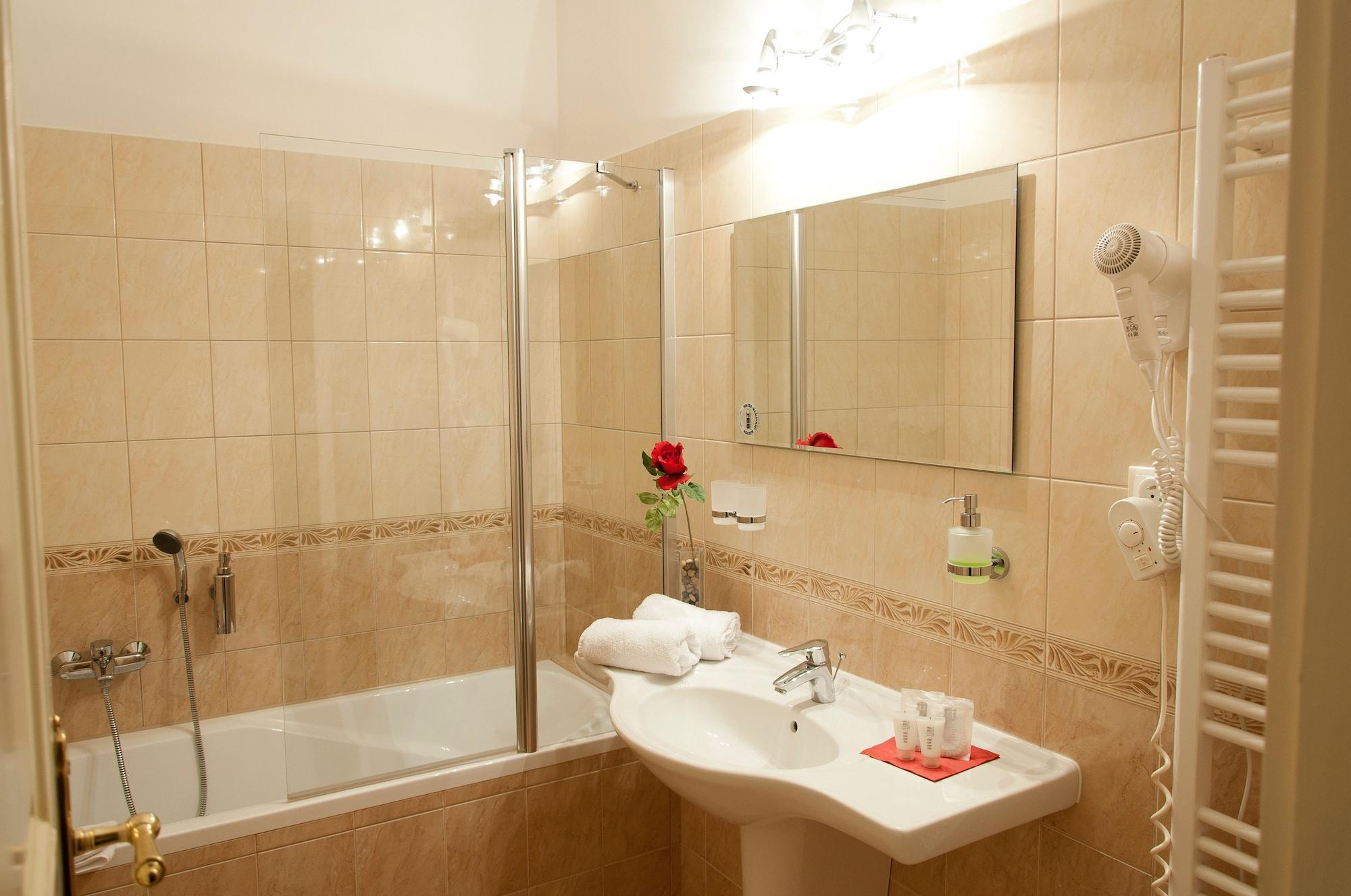 Hotel Heluan Карлови Вари Екстериор снимка
